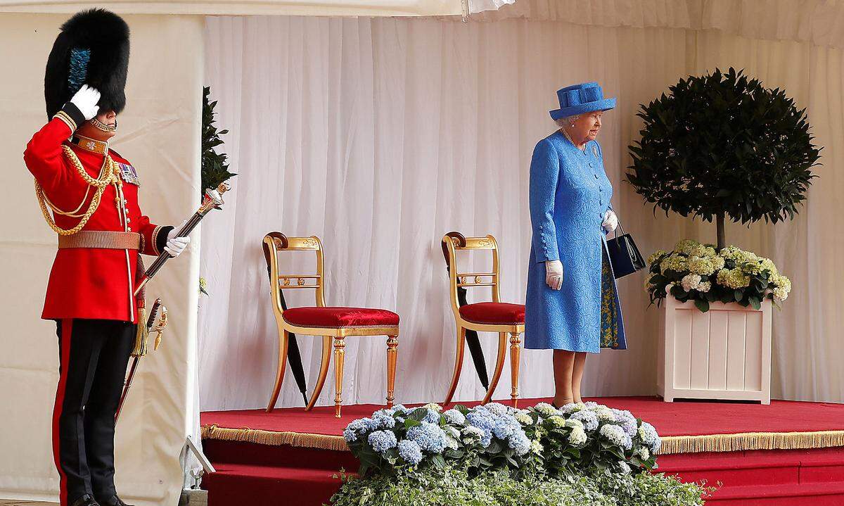Es war der erste Besuch von US-Präsident Donald Trump bei Queen Elizabeth II. Sie empfing ihn und First Lady Melania auf Schloss Windsor zum Tee. Wie von vielen Briten erwartet, kam Trump nicht ohne Fehltritt davon. Er ließ die 92 Jahre alte Monarchin mehrere Minuten lang warten.