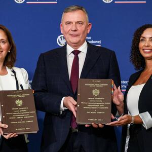 Rita Flaherty Vizepräsidentin von General Electric, Polens stellvertretender Verteidigungsminister Pawel Bejda, and Christina Upah, Vizepräsident des Helikopterprogramms von Boeing präsentierten eine Vereinbarung am 5. August in Warschau.