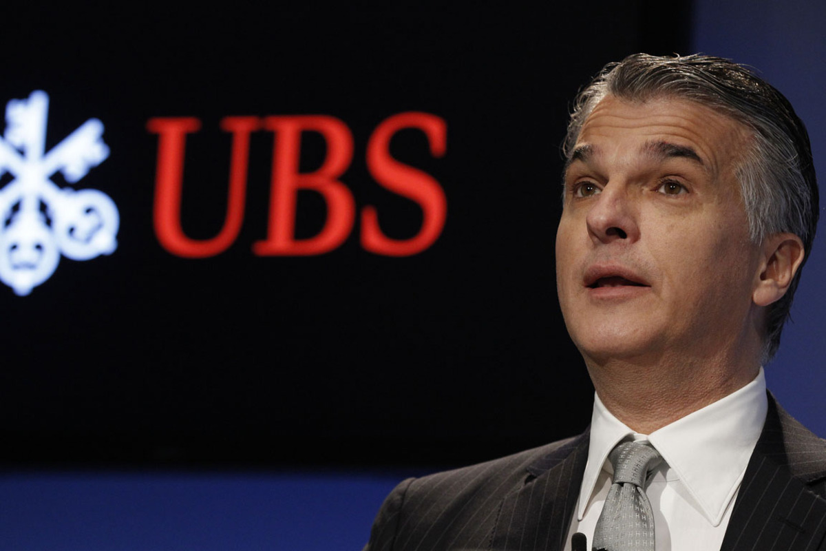 UBS-CEO Sergio Ermotti musste 2010 die UniCredit verlassen, nachdem er in fünf Jahren zwar zum zweiten Mann im Konzern aufgerückt war, aber im Machtkampf um die Profumo-Nachfolge unterlag. Der Financier Tito Tettamanti bezeichnet ihn, der mit seiner UniCredit-Abfertigung eine gemeinnützige Stiftung ins Leben rief, als „Kapitalist mit dem Herzen am rechten Fleck“. 2011 folgte der Tessiner Ermotti folgt dem über Milliardenverluste in London gestolpertem UBS-Chef Grübel bei der Schweizer Großbank nach.