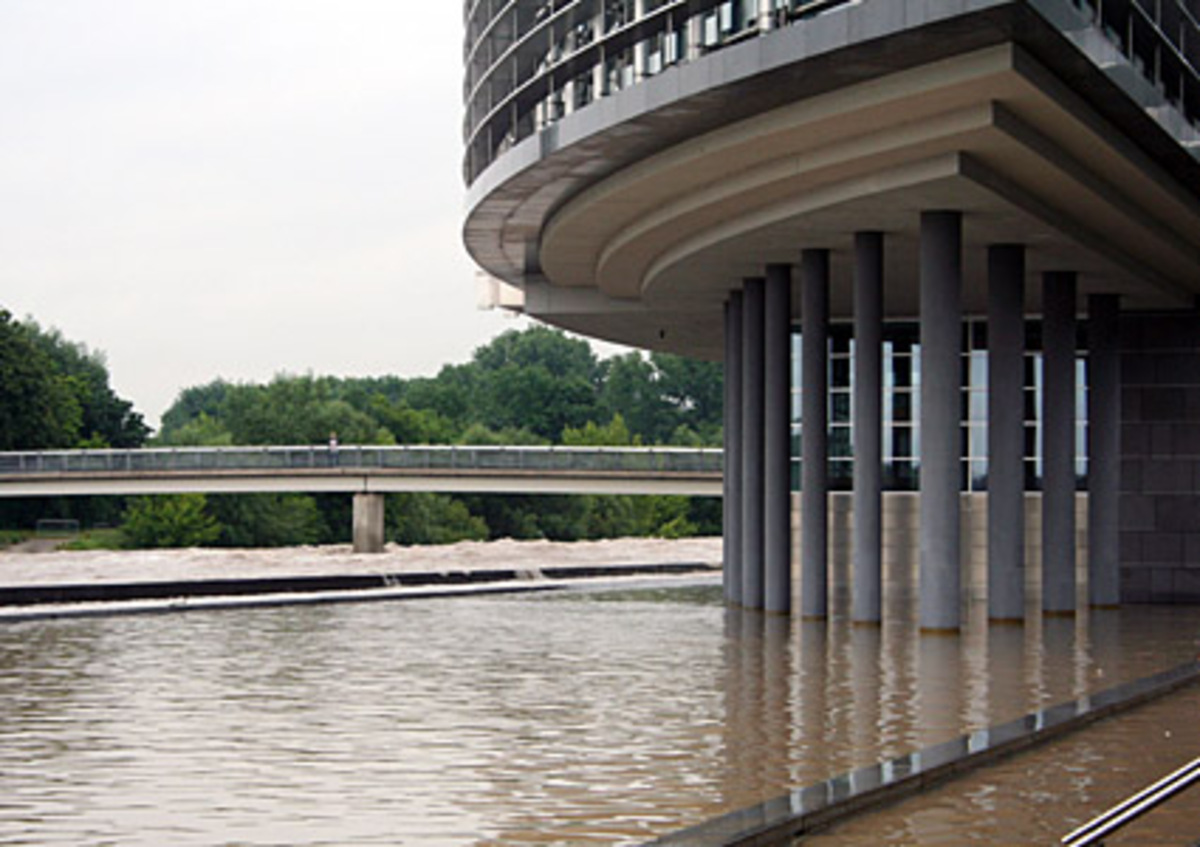 Am Mittwoch musste die Feuerwehr ausrücken, um den Keller des Regierungssitzes in St. Pölten auszupumpen. 520 Feuerwehrleute waren wegen des Hochwassers im Einsatz.