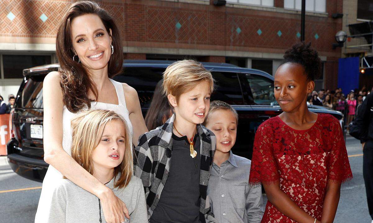 Nun musste Jolie jedoch einen herben Rückschlag einstecken: US-Medien zufolge könnte die Schauspielerin das primäre Sorgerecht verlieren. Auf Anweisung des verantwortlichen Richters muss sie ihrem Noch-Ehemann einen häufigeren Umgang mit den gemeinsamen Kindern gewähren, da dieser es für "schädlich" für den Nachwuchs des Ex-Paares hält, wenn Jolie den Zugang zu Pitt weiterhin einschränkt.