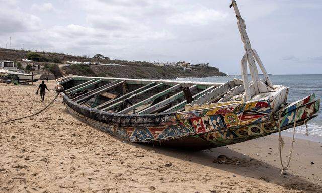 Archivbild vom 9. August. Dieses Boot kenterte vor der Küste von Dakar im Senegal auf dem Weg zu den kanarischen Inseln.