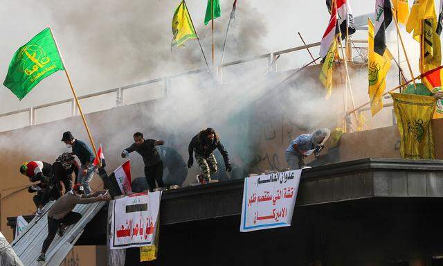 Tränengas schlägt die Demonstranten beim Sturm auf die US-Botschaft in Bagdad in die Flucht.