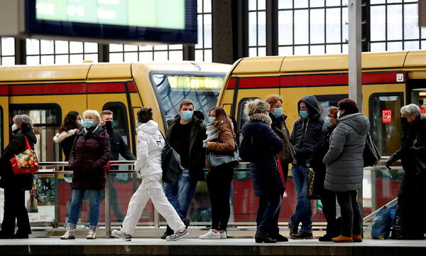 Eine Öffi-Szene aus der Hauptstadt Berlin. Deutschland könnte schon bald neue Covid-Maßnahmen ergreifen.