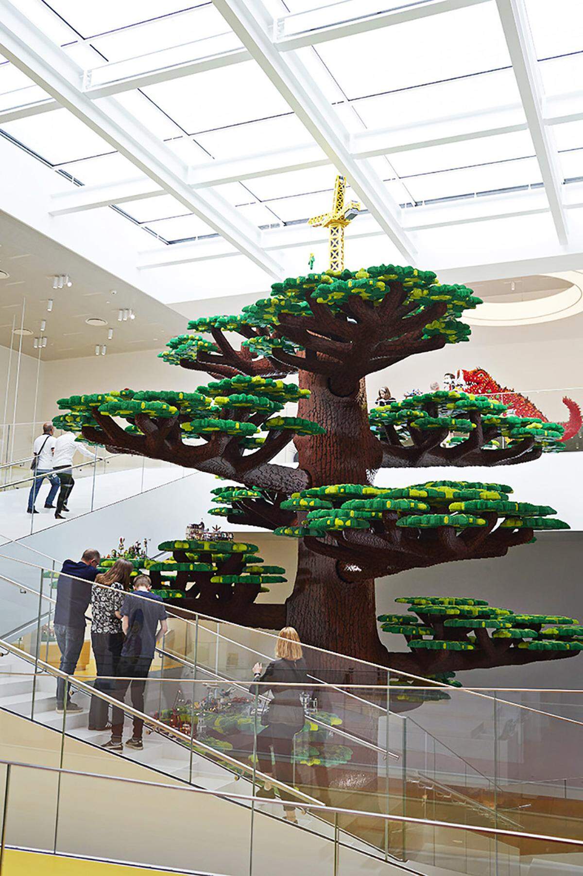 Eines der Highlights des Lego-Hauses, das einen öffentlichen Teil hat und einen Teil, der nur mit Eintrittskarten zu entdecken ist, ist der große Baum im Foyer. Der 15 Meter hohe "Tree of Creativity" wiegt 20 Tonnen. 1200 Stunden dauerte es, ihn aufzubauen.