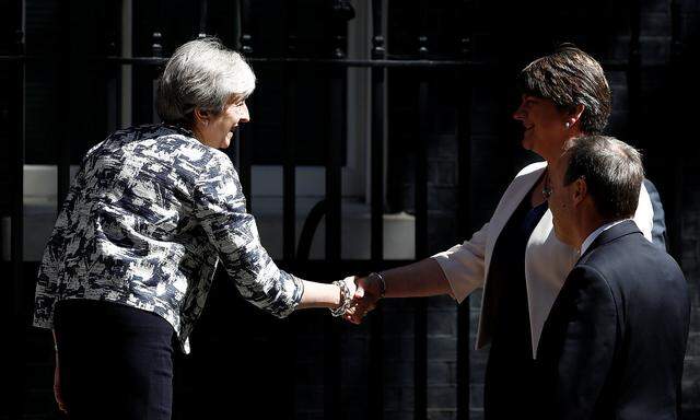 Theresa May und Arlene Foster vereinbarten ein Regierungsprogramm.