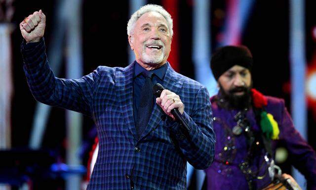 Tom Jones wird im Krankenhaus behandelt.