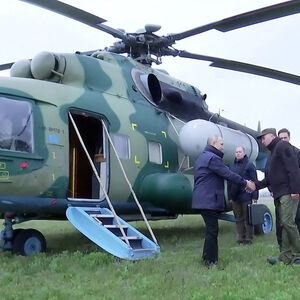 Dieser Screenshot aus einem vom Pressebüro des russischen Präsidenten am 18. April 2023 veröffentlichten Video zeigt den russischen Präsidenten Wladimir Putin beim Besuch der Armeegruppe "Dnjepr".