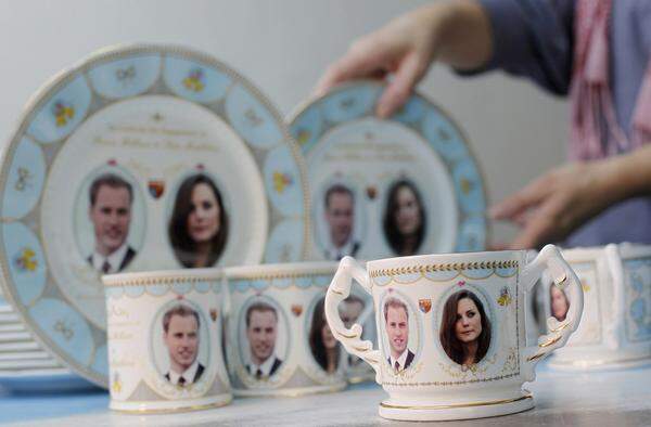 Am 29. April werden sich Prinz William und seine Freundin Kate Middleton das Ja-Wort geben. Ein Großereignis nicht nur für das britische Königshaus und die Medien, sondern auch für Souvenir-Verkäufer. Die freuten sich nämlich schon seit längerer Zeit auf das große Geschäft. Bereits seit einigen Jahren gehören Andenken mit dem Konterfei der beiden zum Fixprogramm britischer Souvenir-Standln.