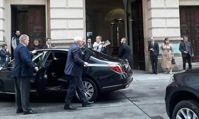 Vor schwierigen Gesprächen: Russlands Vizeaußenminister Sergej Rjabkow auf dem Weg ins Palais Niederösterreich.