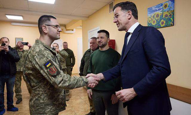 Ein Bild vom ersten März: Der niederländische Ministerpräsident Rutte (re.) zu Besuch in der Ukraine bei Präsident Selenskij (2.v.r.) in einem Krankenhaus für verwundete Soldaten. 