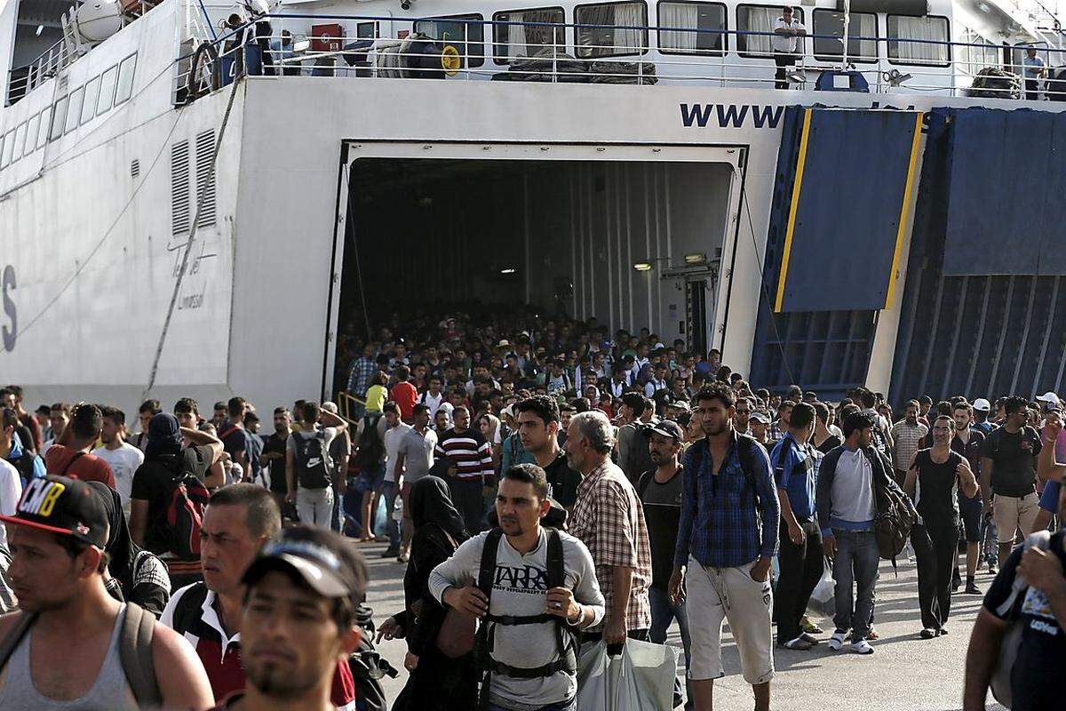 Durch die Ankunft der Flüchtlinge in Österreich ist die explosive Asyl-Situation in Griechenland medial etwas in den Hintergrund gerückt. Doch was sich dort auf den Inseln abspielt, ist nicht länger hinnehmbar. In Griechenland kamen dieses Jahr bereits mehr als 230.000 Flüchtlinge an. Die EU muss hier (aber auch in Ungarn und Italien) aktiv werden und die Koordination an sich reißen. Das wiederum ist nur möglich, wenn auch die Verteilung der Flüchtinge geklärt ist.   Im Bild: Flüchtlinge, die zuvor mit der Fähre von den griechischen Inseln einesammelt wurden landen im Hafen von Piräus.