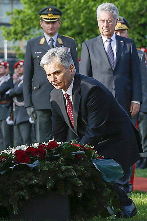 Die heimische Regierungsspitze betonte anlässlich des Staatsaktes das Gemeinsame in der Politik nach 1945. Weiters hielt Bundeskanzler Werner Faymann (SPÖ) fest, dass man heute die Verpflichtung habe, "den nachkommenden Generationen nicht nur die gleichen Chancen auf ein Leben in Freiheit, Wohlstand und Selbstbestimmung zu ermöglichen" - sondern man müsse jenen Österreichern, die keinen Krieg erlebt haben, "auch vermitteln, dass diese Werte nicht selbstverständlich sind und immer wieder neu behauptet werden müssen".