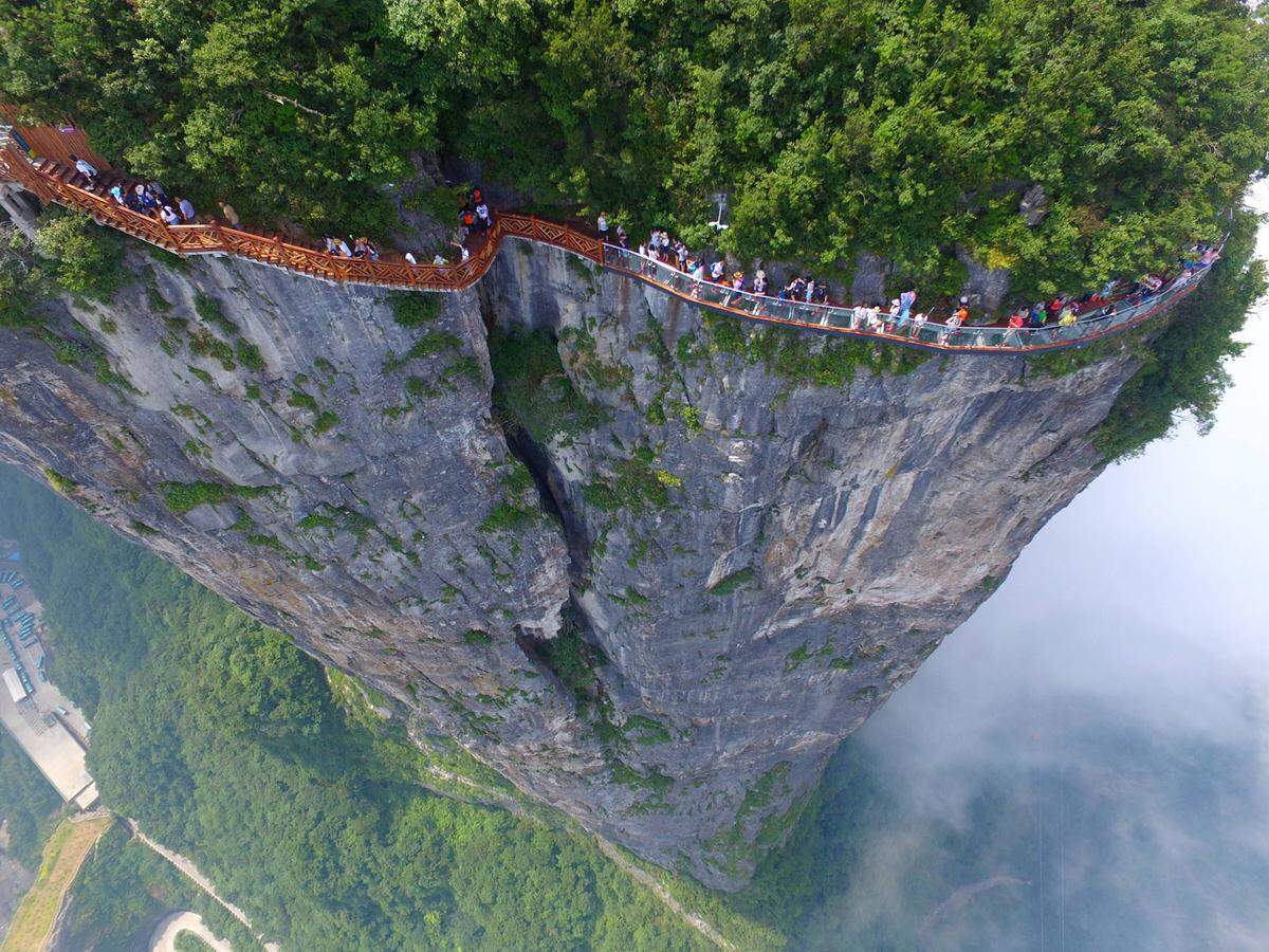 Wer Huashan lustig findet, der ist am Tianmen Berg im chinesischen Zhangjiajie National Forest Park sicher auch gut aufgehoben. Etwa 1,60 Meter breit, 100 Meter lang und 1400 Meter hoch ist der 2016 eröffnete "Coiling Dragon Cliff Skywalk". Der Weg schlängelt sich an der steilen Felswand entlang, am Ende erwartet den Wanderer eine Aussichtsplattform.