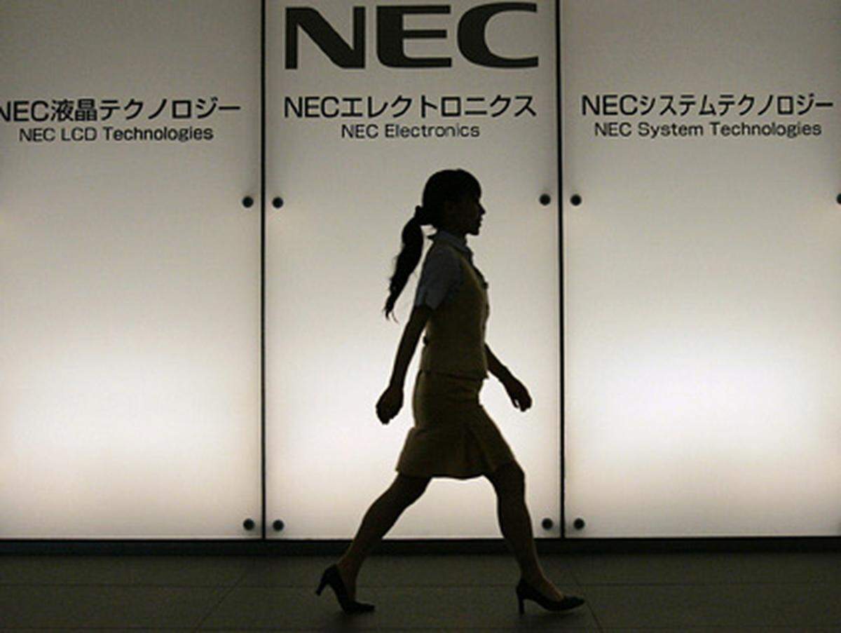 Die Weltwirtschaftskrise und der Höhenflug des Yen treffen auch Japans Elektronikindustrie hart.Der japanische Elektronik-Konzern NEC musste daher zum Sparstift greifen - diesem fallen 20.000 Mitarbeiter zum Opfer.