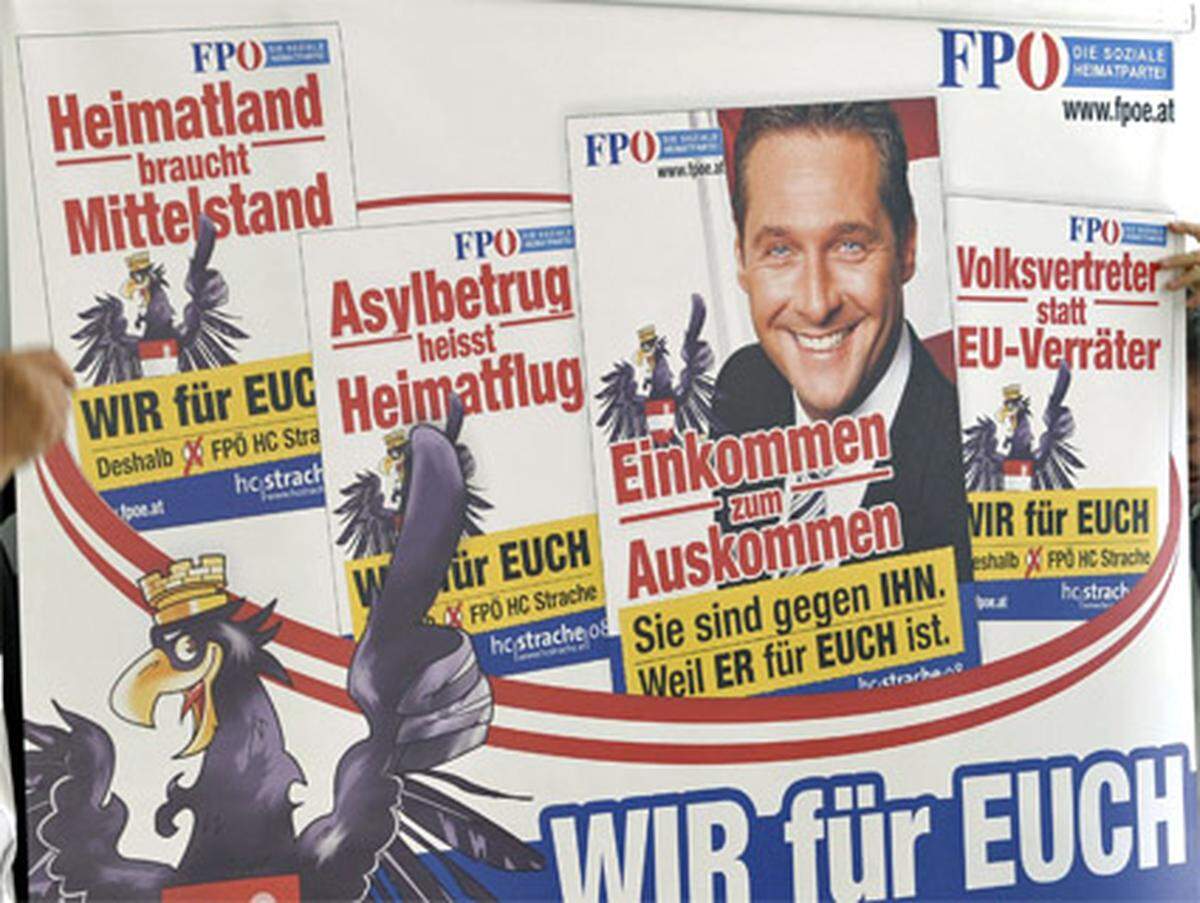 Die FPÖ setzt auf Altbewährtes: EU, Ausländer, Soziales. Auf die korrekte Rechtschreibung verzichtet man da schon einmal großzügig: Auf einem Plakat heißt es: "Asylbetrug heisst (richtig: heißt)  Heimatflug".
