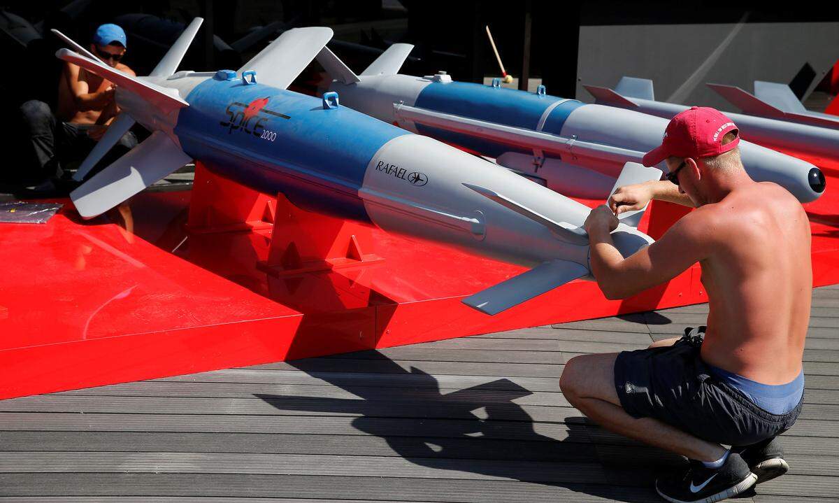 Gefährliches Spielzeug für große Buben: Arbeiter montieren Waffen von Rafael Advanced Defense Systems auf einen Kampfjet.