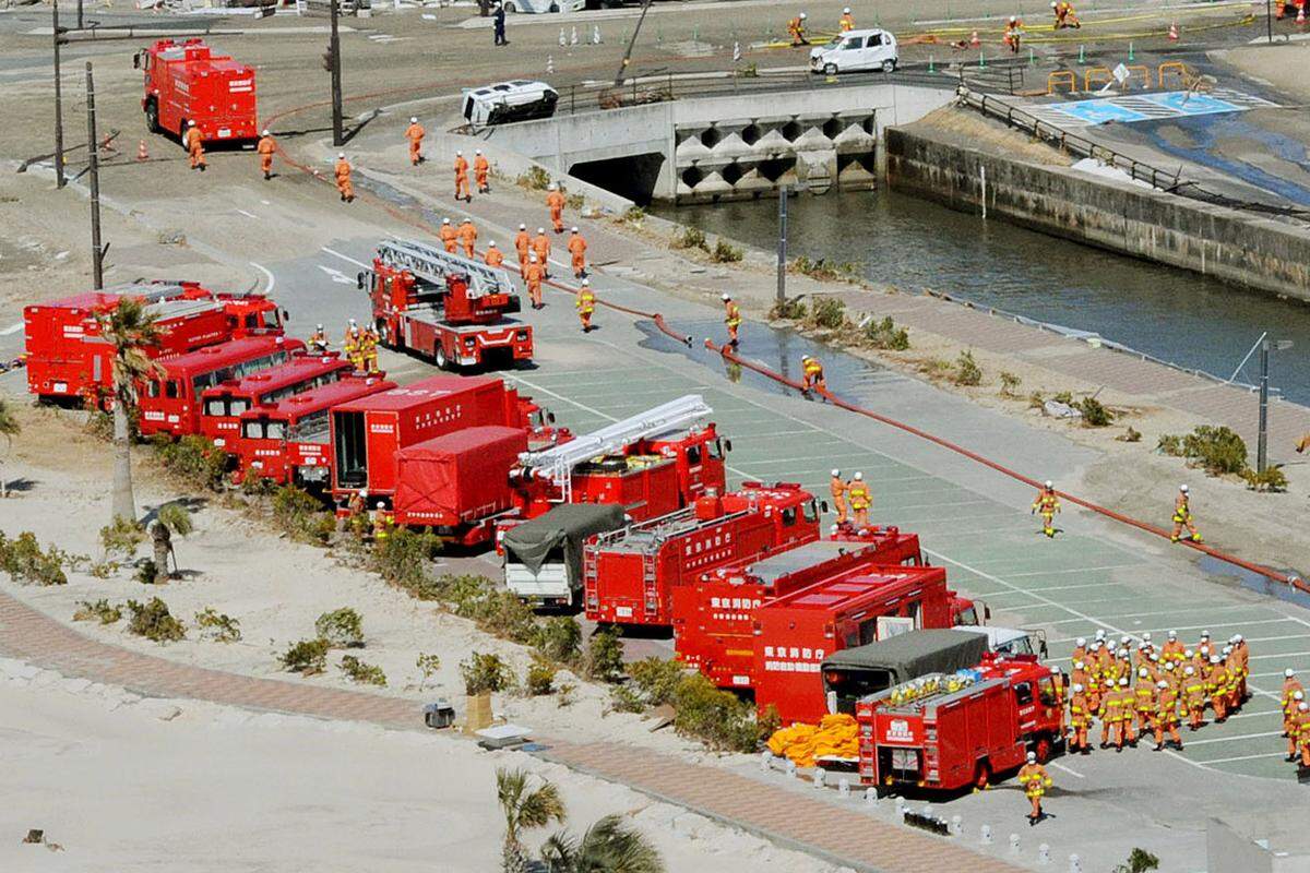 Schon am Freitag richteten Spezialfahrzeuge der Armee ihre Wasserfontänen auf die Reaktoren des AKW Fukushima. "Reaktor 3 ist unsere oberste Priorität", sagte Regierungssprecher Yukio Edano.