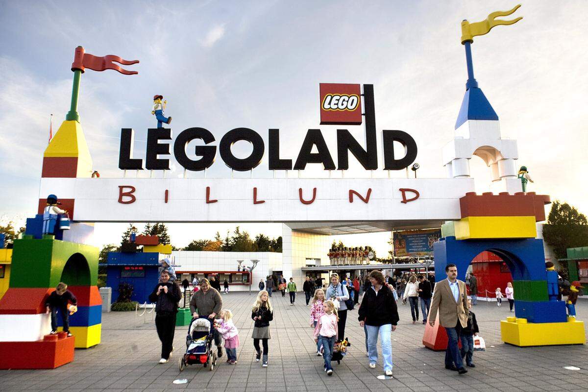 2003 wandte sich die Eigentümerfamilie an einen Unternehmensberater, der radikal die Kosten senkte, so wurden auch die verlustbringenden Legoland-Parks verkauft.Auf die Zukunft kann die dänische Firma aufbauen: