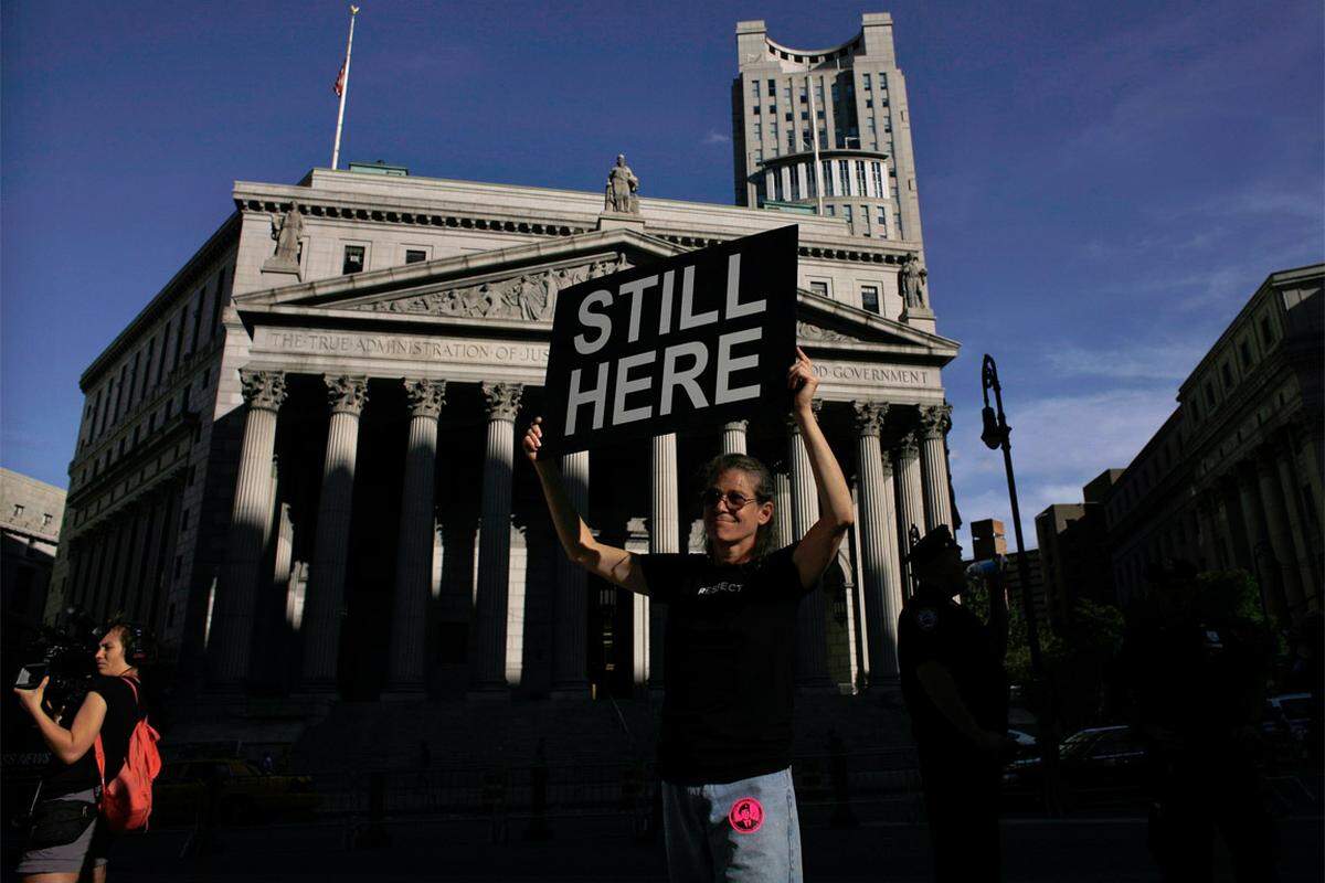 Genau ein Jahr später hält diese Frau ein Schild mit der Aufschrift "still here" ("immer noch da") hoch. Im Zuccotti-Park nahe der New Yorker Börse, wo die Bewegung vor einem Jahr ihren Ausgang nahm, fanden sich aber nur mehr rund 300 Demonstranten ein.