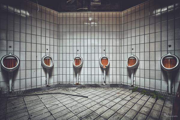 Thomas Windisch "Rusty Urinals": In der ehemaligen Kaserne in Österreich rosten die Wasserleitungen.