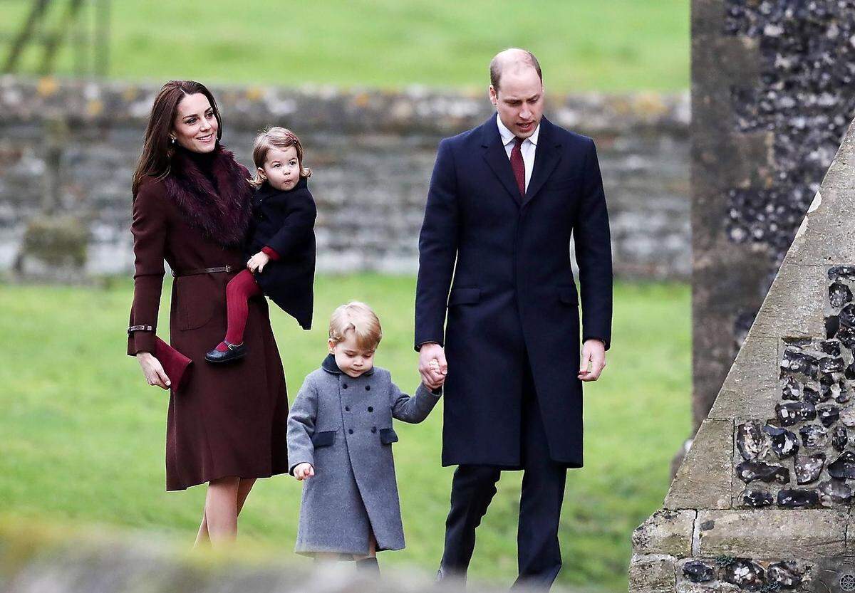 Keine große Überraschung: Der Herzog und die Herzogin von Cambridge sind ganz vorn auf der Gästeliste mit dabei. Prinz George und Prinzessin Charlotte werden ihrer Tante Blumen streuen. Was im Vorfeld für Stirnrunzeln sorgte, war, dass Details der Hochzeit vom Pressesprecher des Paares verkündet wurden - obwohl Pippa Middleton kein Mitglied des Königshauses ist.