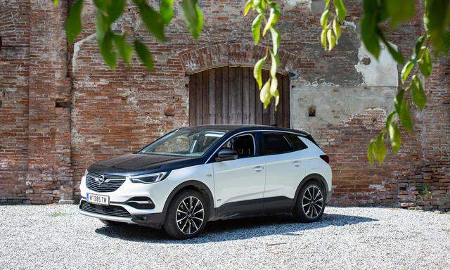 Motorhaube und Dach in Schwarz abgesetzt – das gibt’s beim Opel Grandland X gegen Aufpreis. Die Hybrid4-Variante hat 300 PS, Allrad und fast volle Ausstattung.