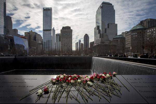 New York City, New York. Am 11. September 2001 wurden die Zwillingstürme des World Trade Center zerstört, fast 3000 Menschen fielen dem Anschlag zum Opfer. Das National September 11 Memorial and Museum erinnert am Ground Zero an den Anschlag. Am 15. Mai 2014 wurde das Museum unter Anwesenheit von Präsident Barack Obama eingeweiht. Der mit Abstand teuerste Wolkenkratzer der Welt ist derzeit übrigens das neue One World Trade Center in New York mit 3,9 Mrd. Dollar (rund 3,1 Mrd. Euro).