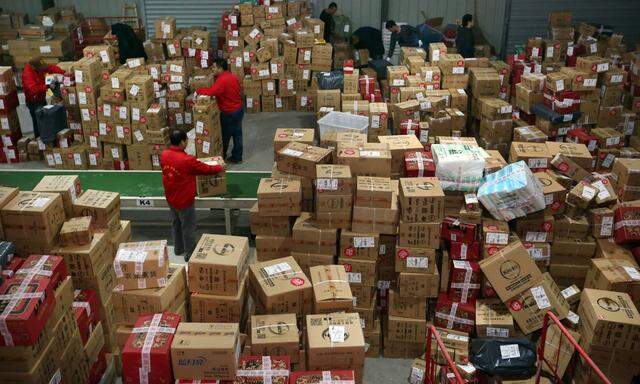 151113 CHANGZHOU Nov 13 2015 Staff members of an express company sort out packages in Cha