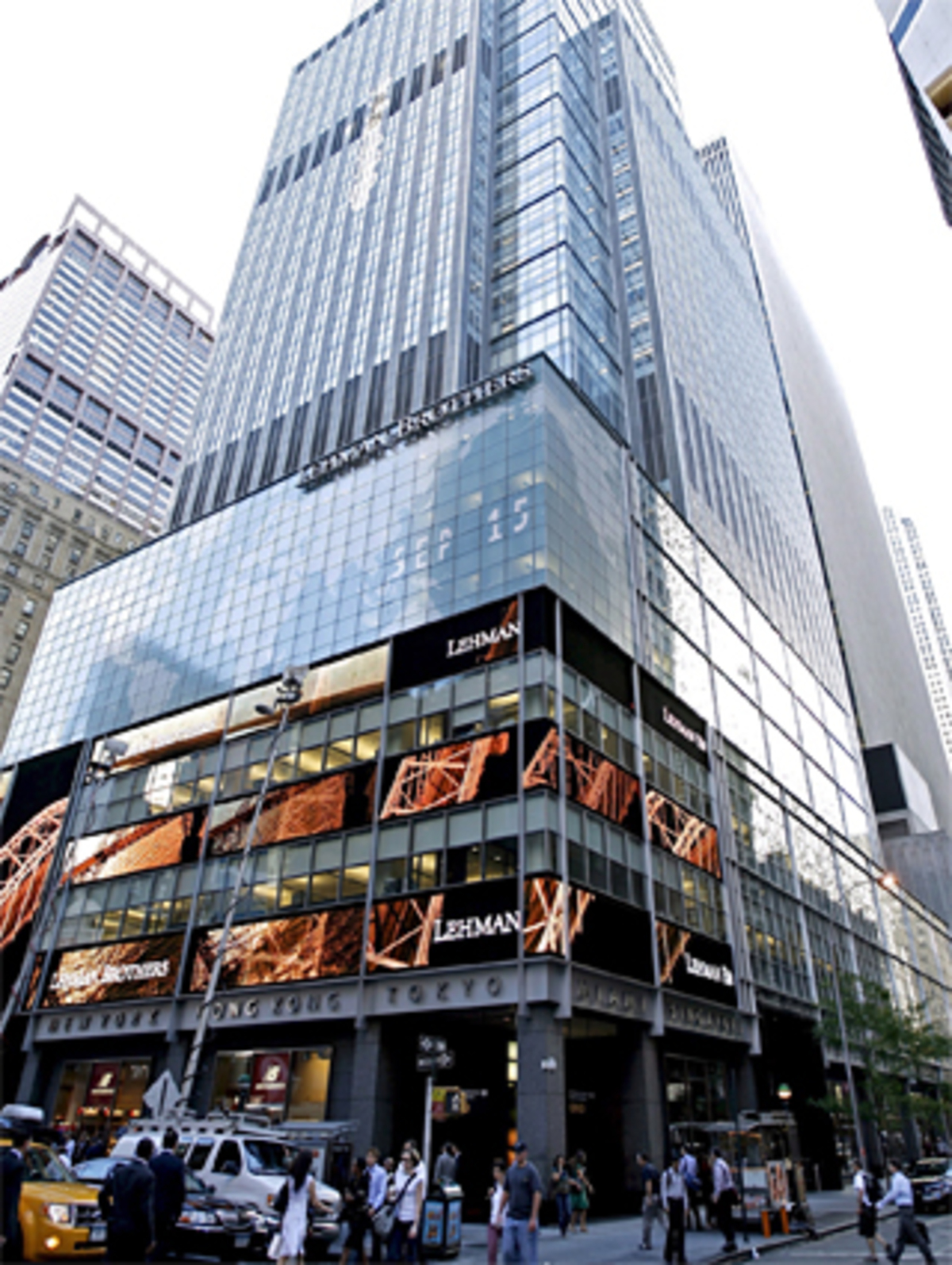 "Wenn alle Gläubiger bezahlt sind, bleibt nichts mehr übrig bei Lehman, das Papier hat keinen inneren Wert", warnt Anton Schultz, Portfolio-Manager des Burnham Financial Industrie Funds. "Alle fragen sich, warum die Aktie immer noch gehandelt wird. Es ist wirklich verrückt."Der Reiz für Spekulanten ist die hohe Volatilität (Schwankungsbreite). Am Jahrestag der Pleite stand das Papier übrigens bei 13,5 Cent.