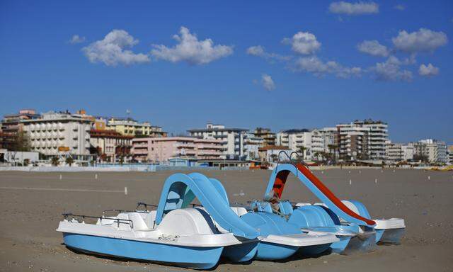 Archivbild. Der Strand von Rimini in der Vorsaison.