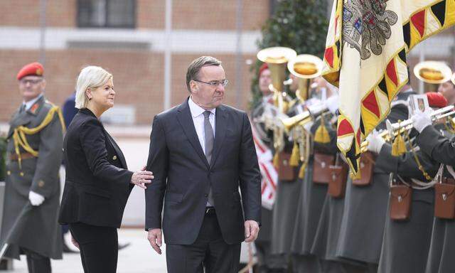 Boris Pistorius wurde in Wien von seiner Amtskollegin Klaudia Tanner mit militärischen Ehren empfangen.
