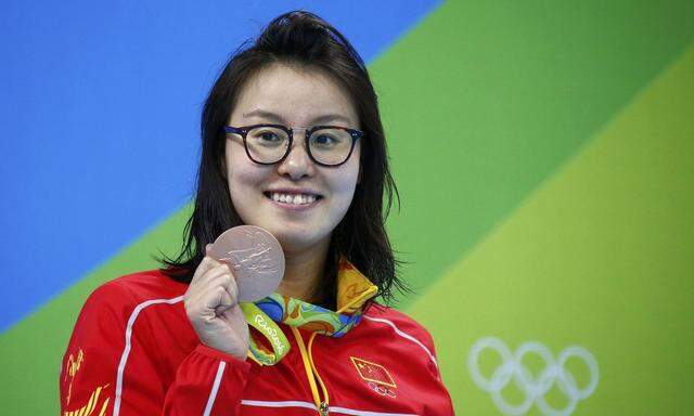 Swimming - Women's 100m Backstroke Victory Ceremony