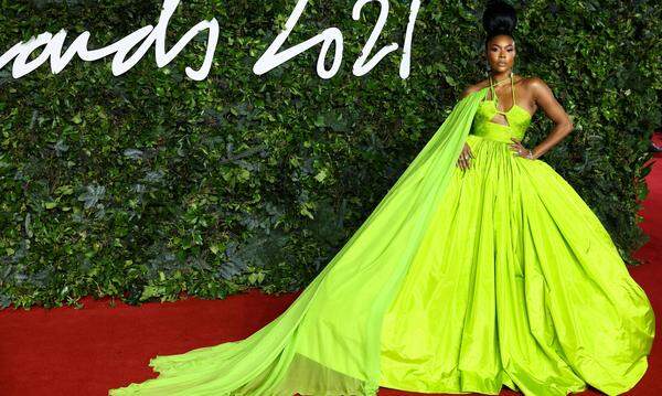 Pompös von Kopf bis Fuß - Schauspielerin Gabrielle Union legt in Valentino Couture einen großen (und grellen) Auftritt hin.