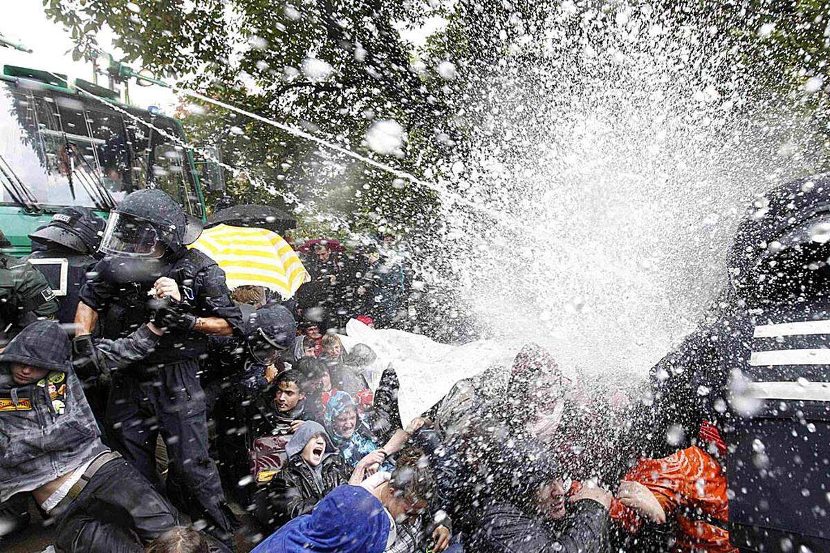 Die Polizei ist mit Wasserwerfern, Schlagstöcken und Pfefferspray gegen die Demonstranten vorgegangen.