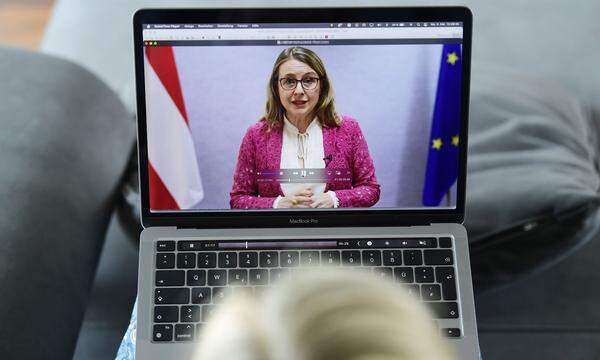 Wirtschaftsministerin Margarete Schramböck (ÖVP) gab ihren Rücktritt per Video bekannt
