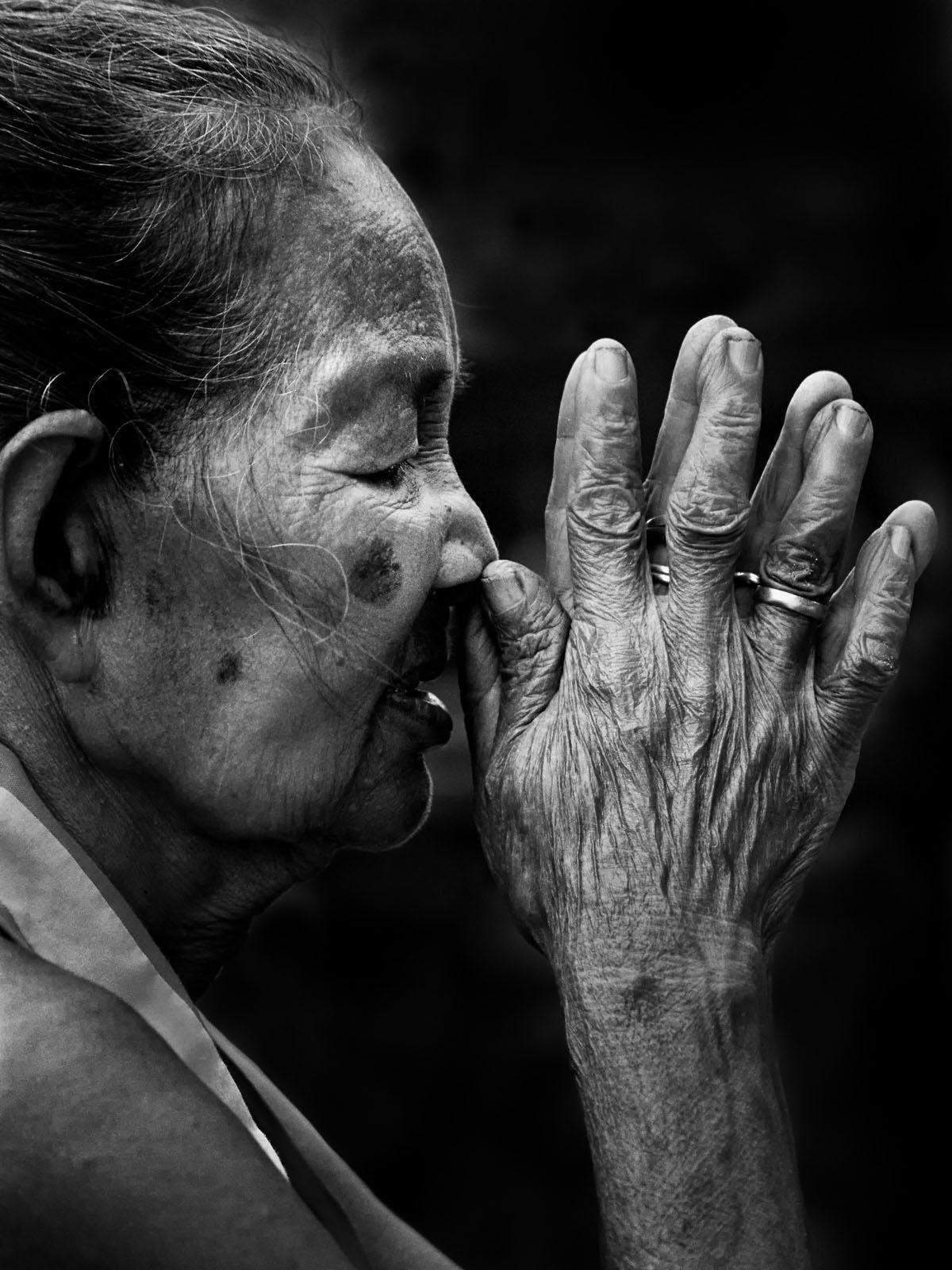 "Sie fand Frieden in ihren Gebeten", schreibt ein Fotograf aus Indonesien.