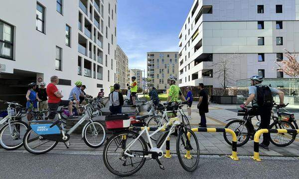 Radfahrerinnen und Radfahrer erkundeten anlässlich der Auftaktveranstaltung die 50 nachhaltigsten Gebäude Innsbrucks.