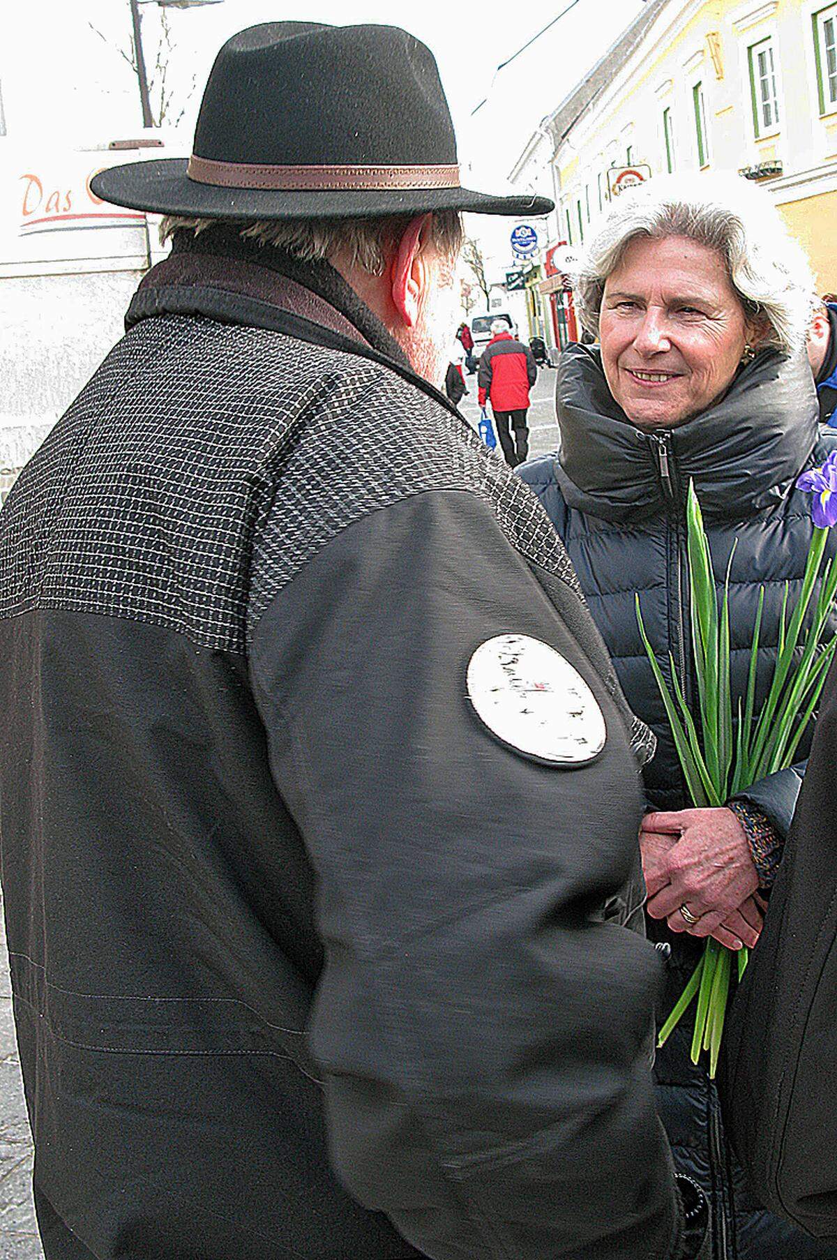 Rosenkranz lässt sich unterdessen über die Besetzung der Votivkirche aus („Wenn das Schule macht!“). Das sei auch ein großes Thema für die Menschen, sagt die 54-Jährige. 20 Mal am Tag werde sie darauf angesprochen. Die 20 Mal dürfte Rosenkranz aber selbst locker knacken, so oft erwähnt sie das Thema an diesem Vormittag.