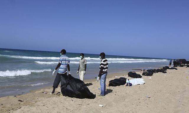 Public service workers bag bodies of migrants that drowned off TripoliÂ´s coast