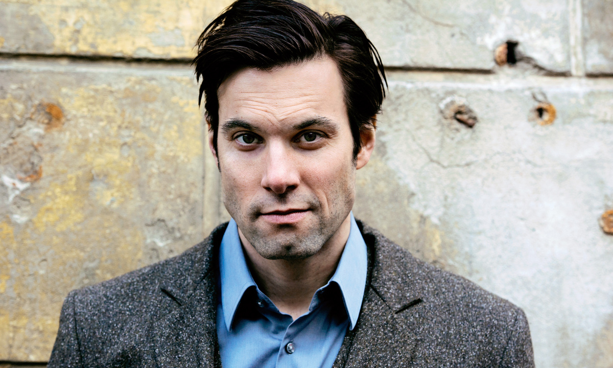 Max Simonischek ist als Klavierspieler Stanley der Parasit im Haus.