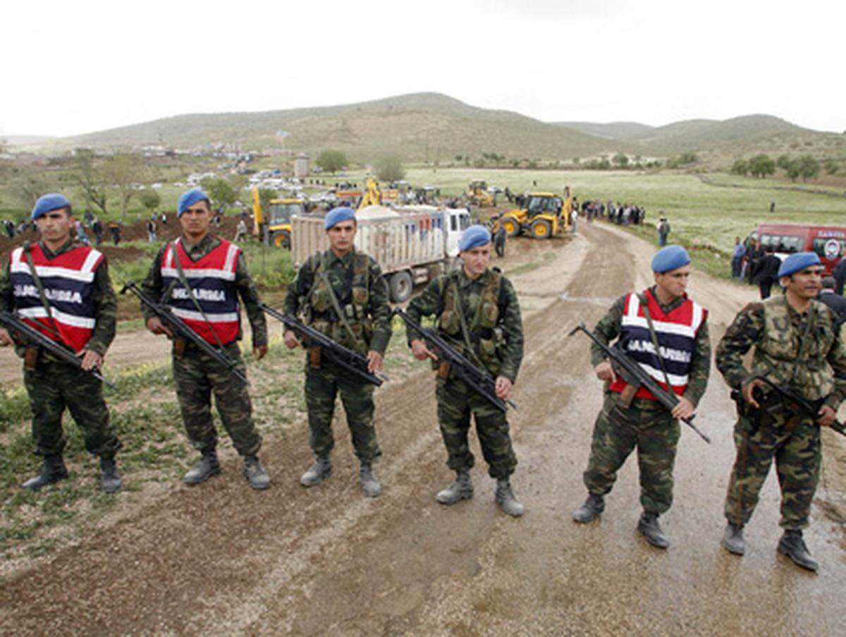 Die Behörden haben über das Dorf Bilgeköy nahe der Provinzhauptstadt Mardin eine Ausgangssperre verhängt.