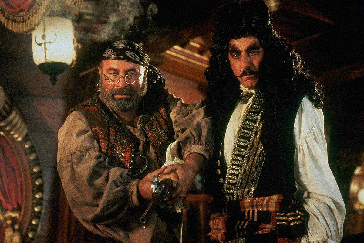 In Steven Spielbergs "Hook" hatte Hoskins eine tragende Rolle als Pirat Smee neben Captain Hook (Dustin Hoffman), Julia Roberts als Tinkerbell und Robin Williams als erwachsenem Peter Pan.