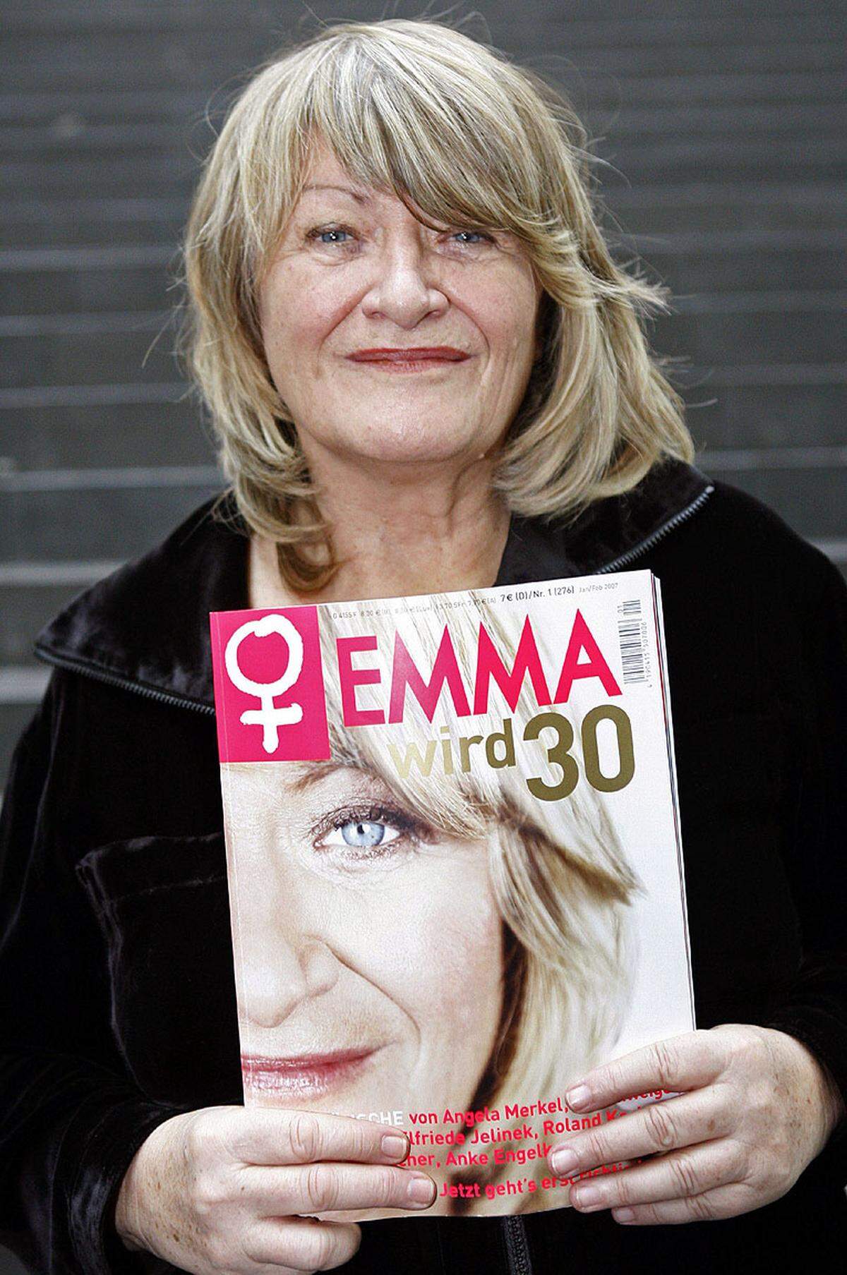 Im Jänner 1977 erscheint das Frauenmagazin "EMMA", dessen Herausgeberin und Chefredakteurin Schwarzer bis heute ist. "Neben all den Aggressionen hat es immer auch sehr viel Zuneigung gegeben, von Anfang an. Sonst hätte ich das vermutlich gar nicht überlebt", sagt Schwarzer, die nun glücklich mit einer Frau lebt. Manche werfen ihr vor, dass sie sich nicht längst als Lesbe geoutet hat. Doch Schwarzer sagt: Das bin ich nicht.