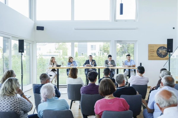 Die Diskussion vor der schönen Kulisse des Weingut Nigl in Perchtoldsdorf.