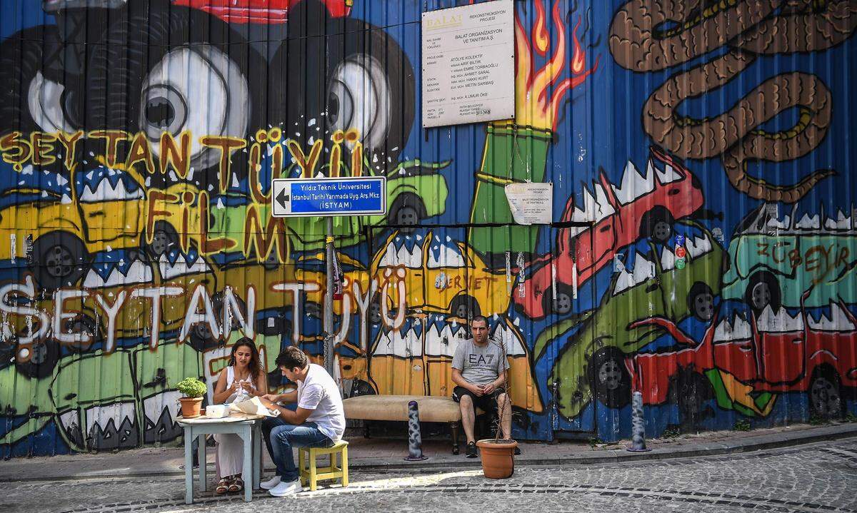 Dass die Straßen bunter werden, liegt auch am Mural Instabul Festival - es ermutigt die Einheimischen selbst zu Street Artists zu werden.