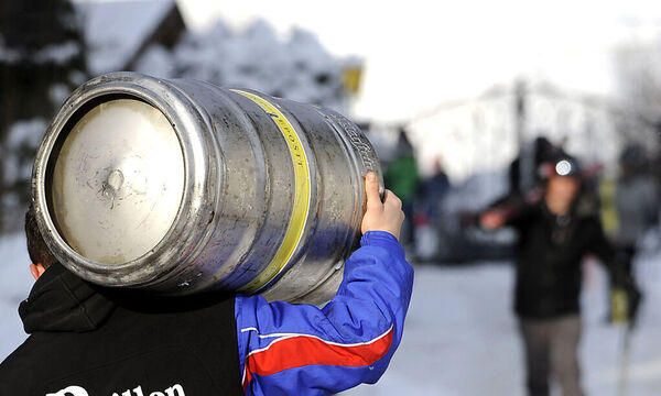 ABFAHRT DER HERREN IN KITZB�HEL: BIERLIEFERUNG