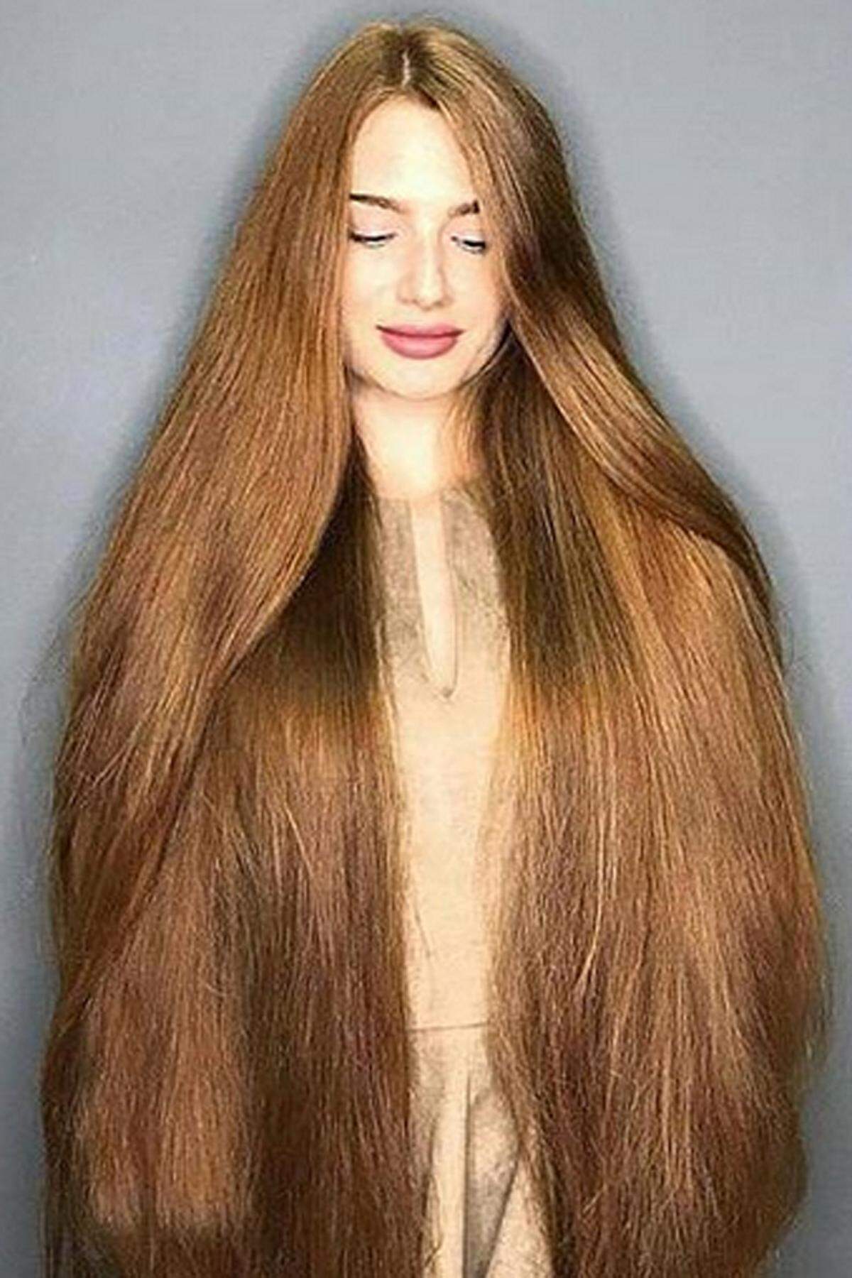 Bei dieser Haarpracht könnte sogar Rapzunzel neidisch werden: Anastasiya Sidorova - oder besser gesagt ihre rote Langhaarmähne - ist mit 420.000 Fans ein Star auf Instagram. Dabei litt sie in jungen Jahren unter Haarausfall, bis ihr im Alter von 18 Jahre ein Trichologe, also ein Haarspezialist, helfen konnte, wie der "Independent" berichtet.