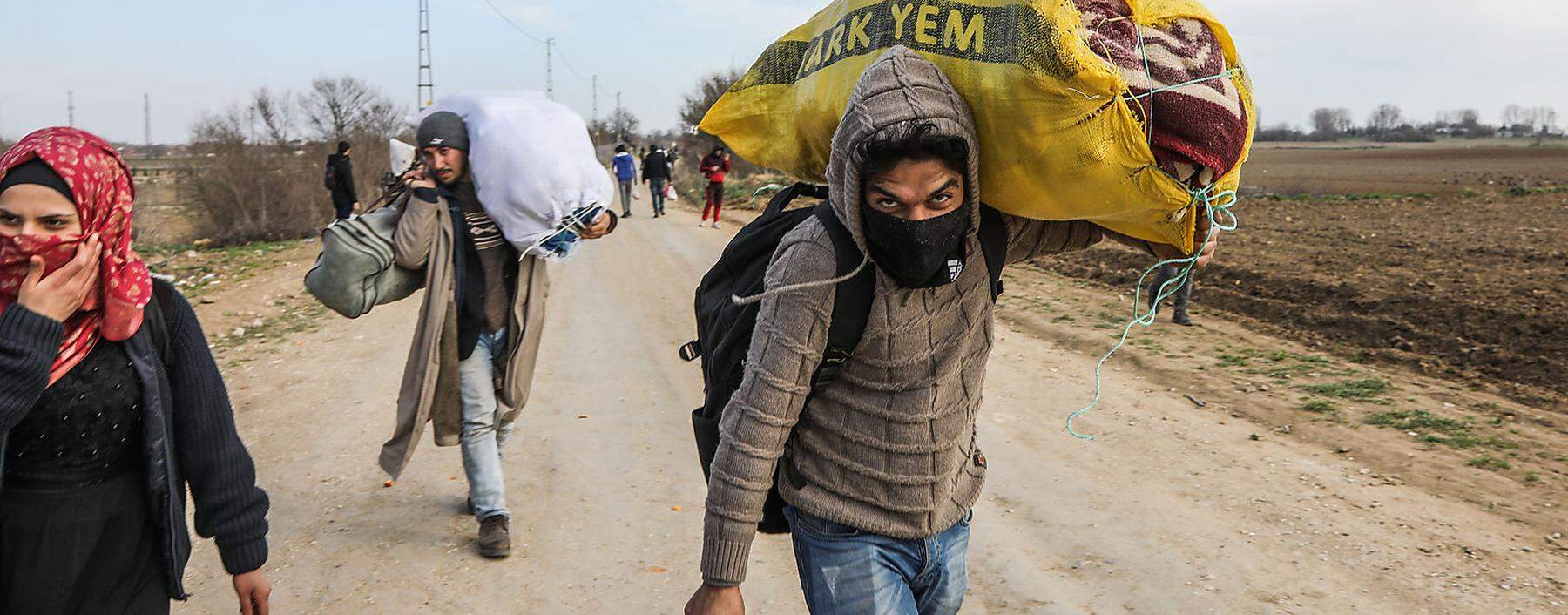 Auf dem Weg nach Griechenland: Flüchtlinge sammeln sich im Grenzgebiet.