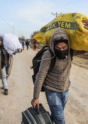 Auf dem Weg nach Griechenland: Flüchtlinge sammeln sich im Grenzgebiet.